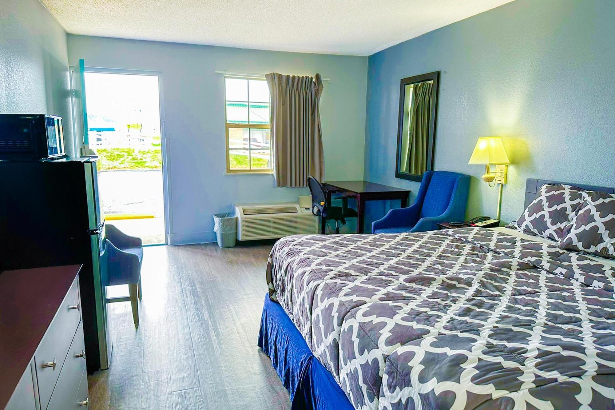 Hotel Happy I-69 By Oyo